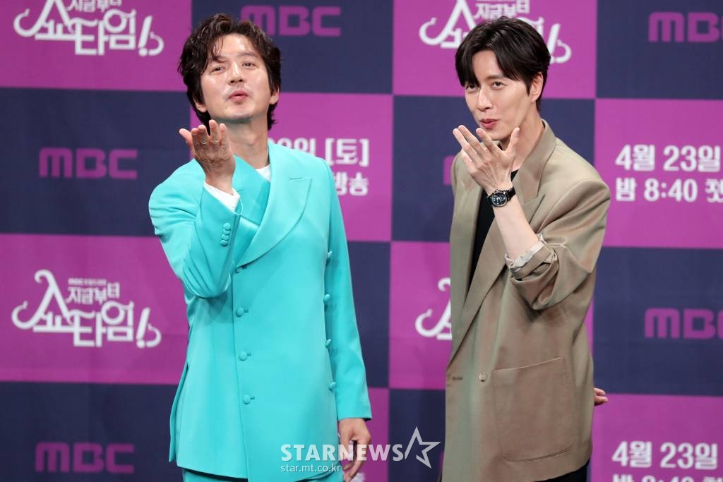 배우 정준호와 박해진이 22일 오후 서울 마포구 상암동 MBC에서 진행되는 MBC토일드라마 '지금부터 쇼타임' 제작발표회에서 참석해 포즈를 취하고 있다. MBC토일드라마 '지금부터 쇼타임'은 카리스마 마술사와 신통력을 지닌 열혈 순경의 귀신 공조 코믹 수사극으로 오는 23일 첫 방송된다. 2022.04.22 /사진=임성균 기자 tjdrbs23@