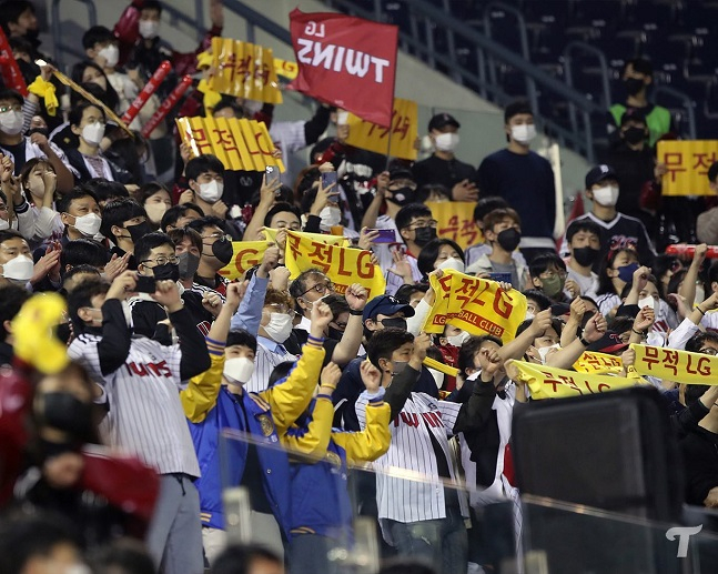 22일 서울 잠실야구장에서 열린 LG 트윈스와 두산 베어스의 2022 신한은행 SOL KBO 리그 경기에서 3루쪽 LG 팬들이 열띤 응원에 나서고 있다. /사진=LG 트윈스