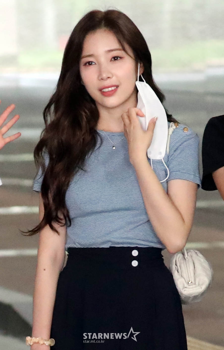 그룹 에이프릴 채경이 9일 오전 경기도 고양시 일산 MBC드림센터에서 진행되는 월드비전 '월드 이즈 원(World is One)' 콘서트 리허설을 하기 위해 도착하고 있다. /사진=임성균 기자 tjdrbs23@