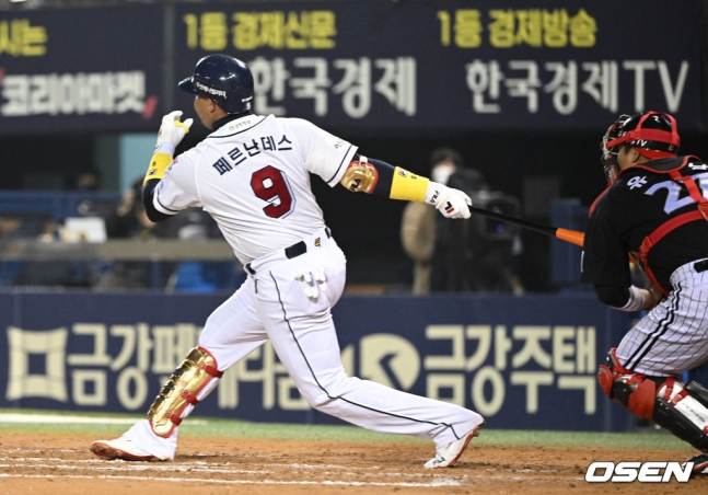 22일 오후 서울 잠실구장에서 2022 신한은행 SOL KBO리그 두산 베어스와 LG 트윈스의 경기가 열렸다. 6회말 무사 1루에서 두산 페르난데스(왼쪽)가 헛스윙 삼진으로 물러나는 과정에서 LG 포수 유강남의 수비를 방해 판정을 받고 있다. /사진=OSEN