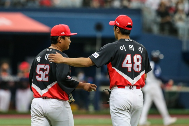 KIA 이의리(오른쪽)가 23일 서울 고척스카이돔에서 열린 2022 신한은행 SOL KBO리그 키움과 정규시즌 경기에서 1루수 황대인을 위로하고 있다./사진=KIA타이거즈