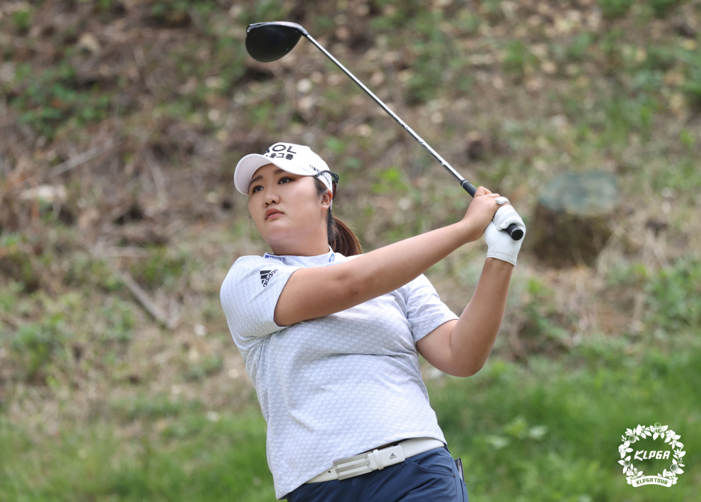 유해란이 23일 열린 KLPGA 넥센세인트나인 마스터즈 3라운드 3번홀에서 티샷을 하고 있다./사진=KLPGA