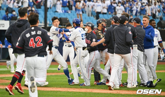 삼성 라이온즈 구자욱(왼쪽 3번째)이 23일 대구 경기 5회말 롯데 자이언츠 스파크맨에게 몸에 맞는 볼을 맞고 마운드로 나가자 양팀 선수들이 나와 충돌하고 있다. /사진=OSEN
