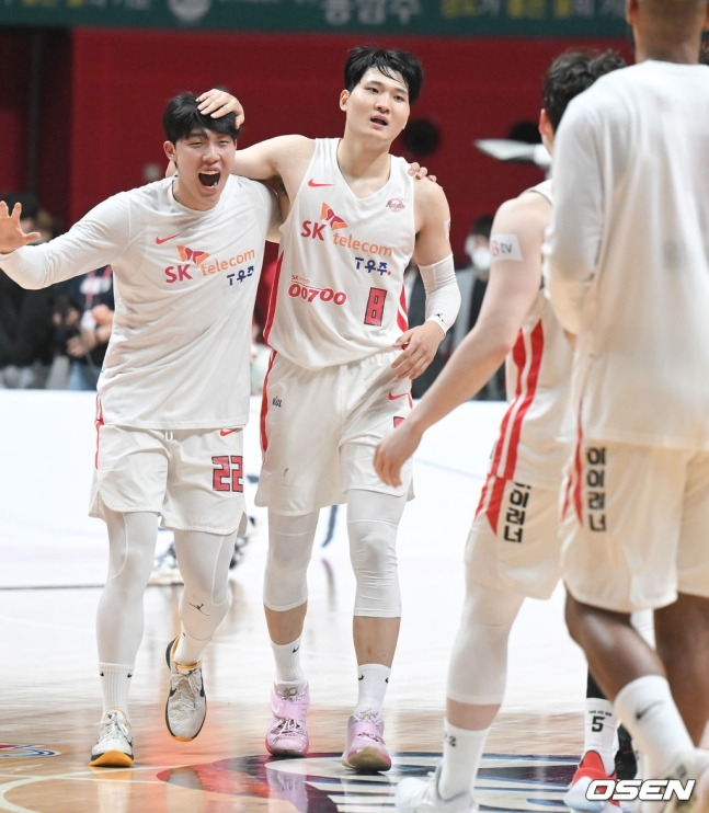 24일 고양실내체육관에서 열린 2021~2022 KGC인삼공사 정관장 프로농구 플레이오프 고양 오리온과 서울 SK의 플레이오프 3차전에서 SK 안영준(왼쪽 두 번째)이 경기 후 동료들과 승리의 기쁨을 나누고 있다. /사진=OSEN