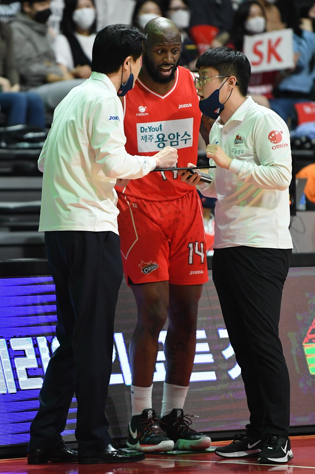 24일 고양실내체육관에서 열린 2021~2022 KGC인삼공사 정관장 프로농구 플레이오프 고양 오리온과 서울 SK의 플레이오프 3차전에서 오리온 머피 할로웨이(가운데)가 강을준 감독(맨 왼쪽)과 이야기를 나누고 있다. /사진=KBL
