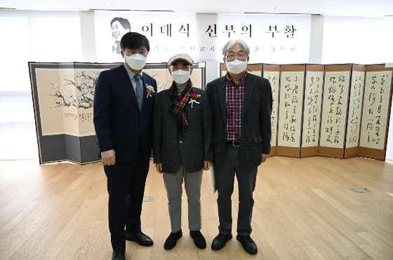 이태석 재단 설립 10주년 기념 미술품 기부 전시회에 그림을 기증한 서평원(사진 가운데) 대표와 그림을 구입한 배영표 회장(사진 오른쪽)/사진제공=이태석 재단