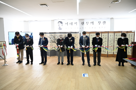 4월 8일 중헌 제약홀에서 열린 이태석 재단 설립 10주년 기념 미술품 기부 전시회에서 관계자들이 커팅식을 진행하고 있다/사진제공=이태석 재단