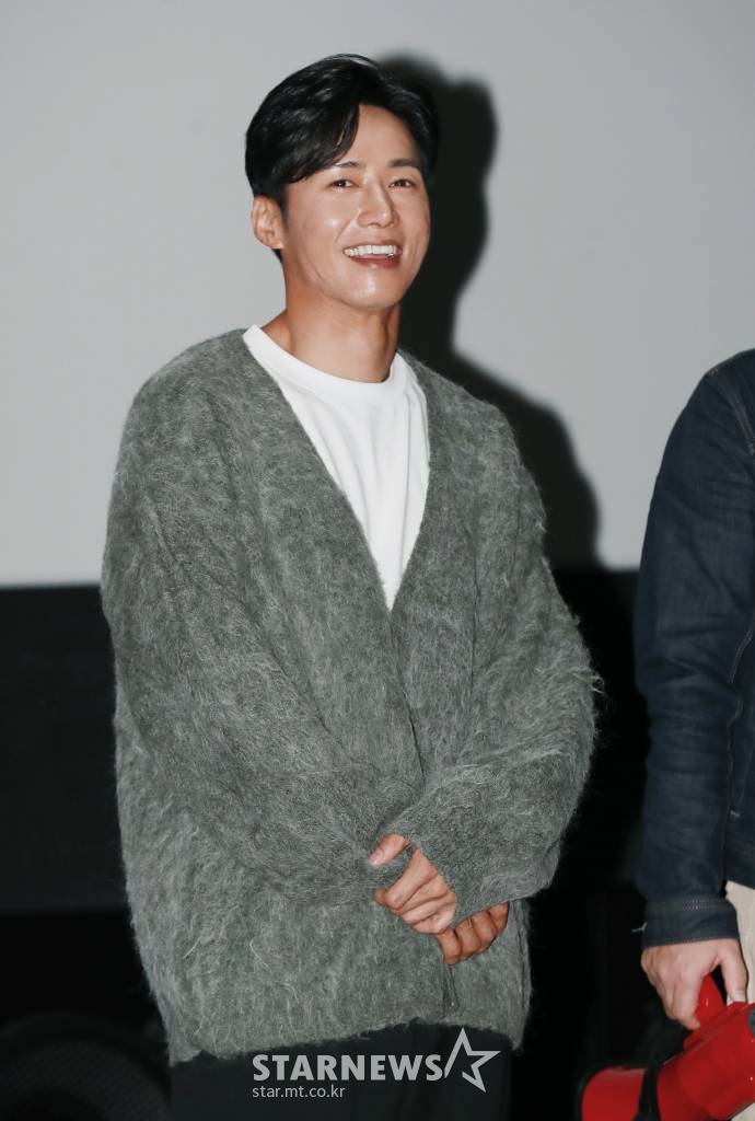 배우 오종혁이 18일 오후 서울 메가박스 코엑스에서 진행된 영화 '늑대들'(감독 전규환) 언론시사회에 앞서 무대인사를 하고 있다. 연쇄살인마를 쫓는 형사와 갱들이 펼치는 하드보일드 액션 '늑대들'은 오는 27일 개봉한다. /2022.04.18 /사진=이동훈 기자 photoguy@