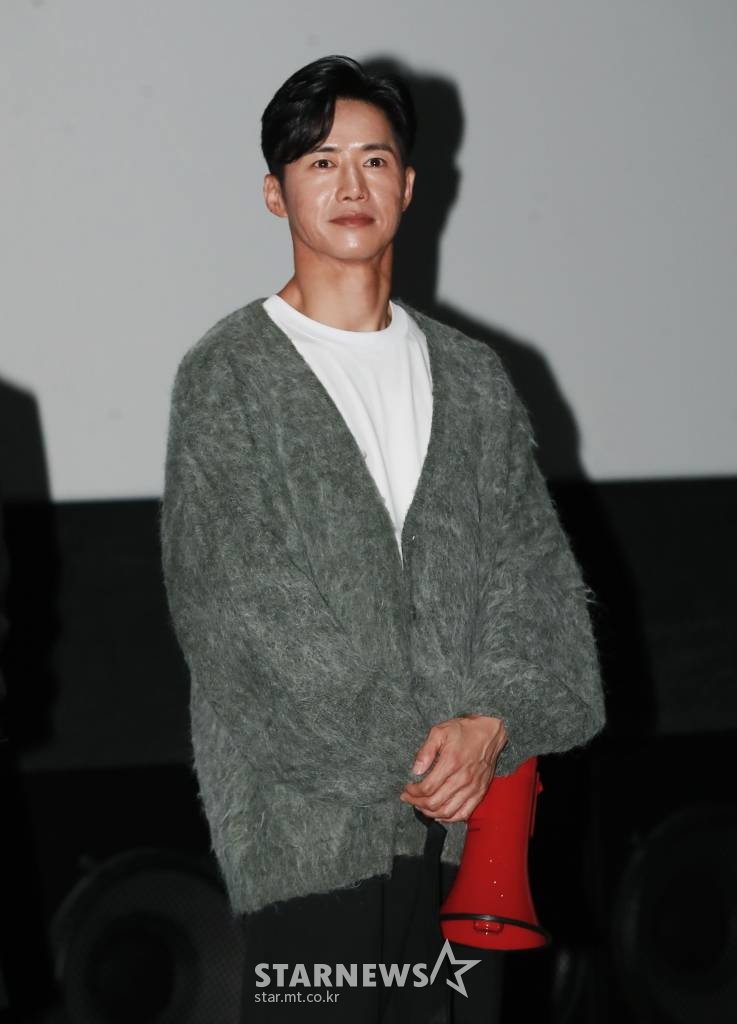 배우 오종혁이 18일 오후 서울 메가박스 코엑스에서 진행된 영화 '늑대들'(감독 전규환) 언론시사회에 앞서 무대인사를 하고 있다. 연쇄살인마를 쫓는 형사와 갱들이 펼치는 하드보일드 액션 '늑대들'은 오는 27일 개봉한다. /2022.04.18 /사진=이동훈 기자 photoguy@
