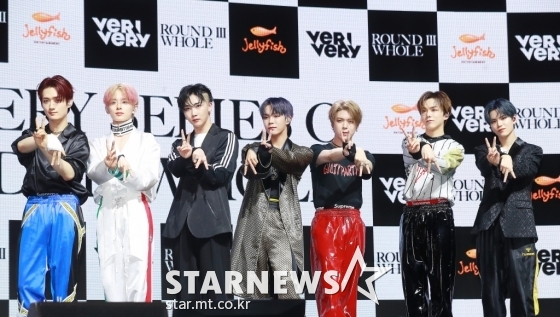 그룹 베리베리(VERIVERY)가 25일 오후 서울 광진구 예스24 라이브홀에서 진헹된 첫 정규 앨범 'VERIVERY SERIES O [ROUND 3 : WHOLE]' 발매기념 쇼케이스에서 포즈를 취하고 있다. /사진=이동훈 기자