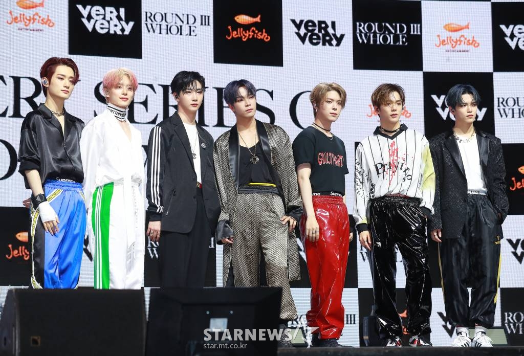 그룹 베리베리(VERIVERY)가 25일 오후 서울 광진구 예스24 라이브홀에서 진헹된 첫 정규 앨범 'VERIVERY SERIES O [ROUND 3 : WHOLE]' 발매기념 쇼케이스에서 포즈를 취하고 있다.  이번 앨범에는 타이틀곡 '언더커버'(Undercover)를 비롯해 '틈'(Moment), '커밍 오버'(Coming over), '위시 유 얼 히얼'(Wish U were here)', '모든 순간들의 널 축하해'(Candle), '오'(O), '폴인'(Fallin), '차일드후드'(Childhood), '이모션'(Emotion), '벨로시티'(Velocity), '잠깐, 봄'(Our spring), '파인'(Fine) 등 총 12곡이 수록됐다. /2022.04.25 /사진=이동훈 기자 photoguy@