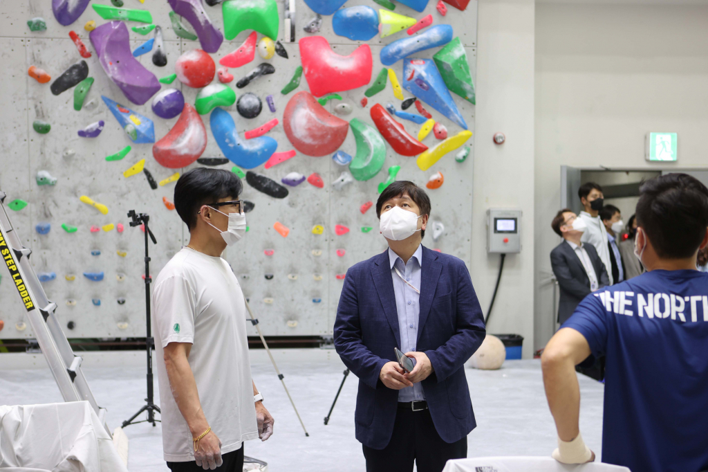 선수촌 현장을 살펴보는 인수위원회의 모습. 서종국(왼쪽) 클라이밍 감독과 김도식 인수위원. /사진=대한체육회 제공