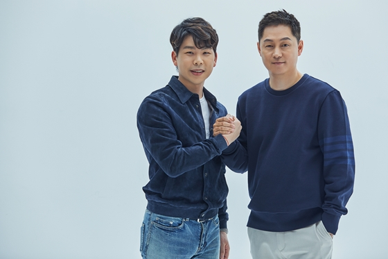 KAMP 팀킴 대표(왼쪽)와 MLD엔터테인먼트 이형진 대표 /사진제공=MLD엔터테인먼트