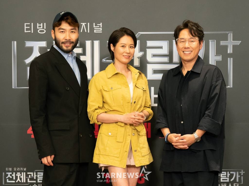 노홍철, 문소리, 윤종신이 26일 오후 온라인 생중계로 진행된 티빙 새 예능 '전체관람가+: 숏버스터' 제작발표회에 참석해 포즈를 취하고 있다. 영화감독들의 단편 영화 제작기를 담은 프로그램 '전체관람가+: 숏버스터'는 오는 28일 공개된다. /사진제공=티빙 2022.04.26 /사진=이동훈 기자 photoguy@