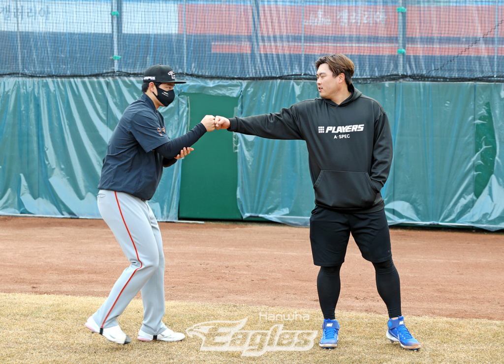 문동주(왼쪽)와 류현진. /사진=한화 이글스 제공