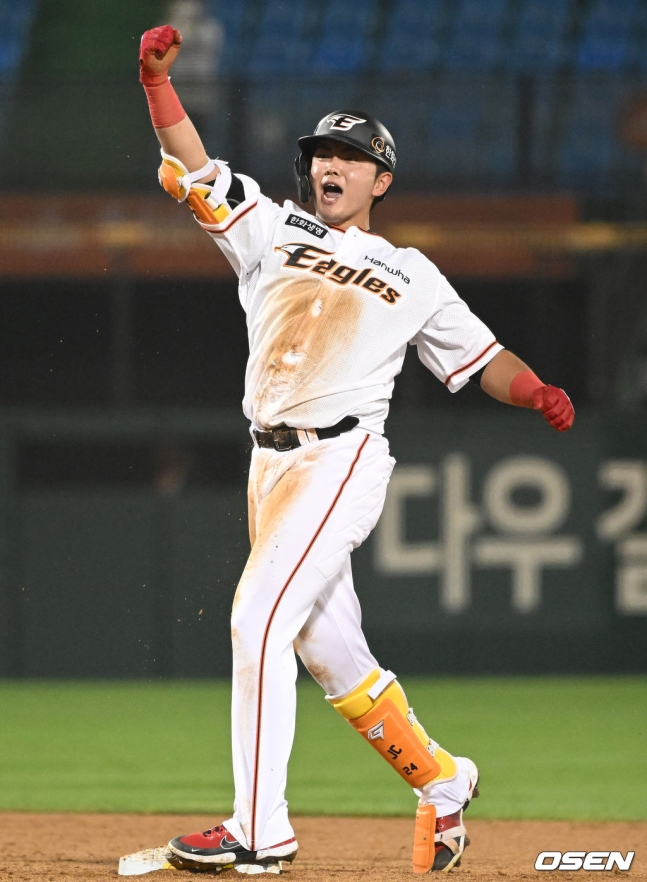 7회 2사 1,2루 기회서 한화 임종찬이 역전 적시타를 터트린 뒤 세리머니를 펼치고 있다.
