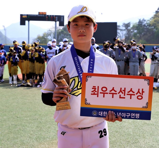 MVP를 차지한 송형준(서울 도봉구유소년야구단). /사진=대한유소년야구연맹