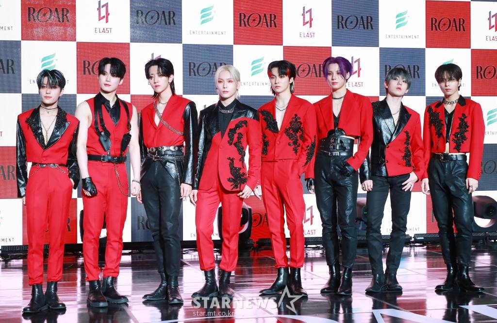 그룹 엘라스트(E'LAST)가 27일 오후 서울 청담동 일지아트홀에서 진행된 미니 3집 앨범 '로어'(ROAR) 발매기념 쇼케이스에서 포즈를 취하고 있다. '로어'(ROAR)는 그동안 선보인 엘라스트 세계관의 절정을 포효한 앨범이다. 타이틀곡 '크리처(CREATURE)'는 무수한 오해들로 '너'를 떠나 괴물이 되어야만 했던 '나'의 모습을 '상처 가득한 늑대인간'에 빗대어 여러 감정과 심리적인 상태를 표현한 곡이다. /2022.04.27 /사진=이동훈 기자 photoguy@