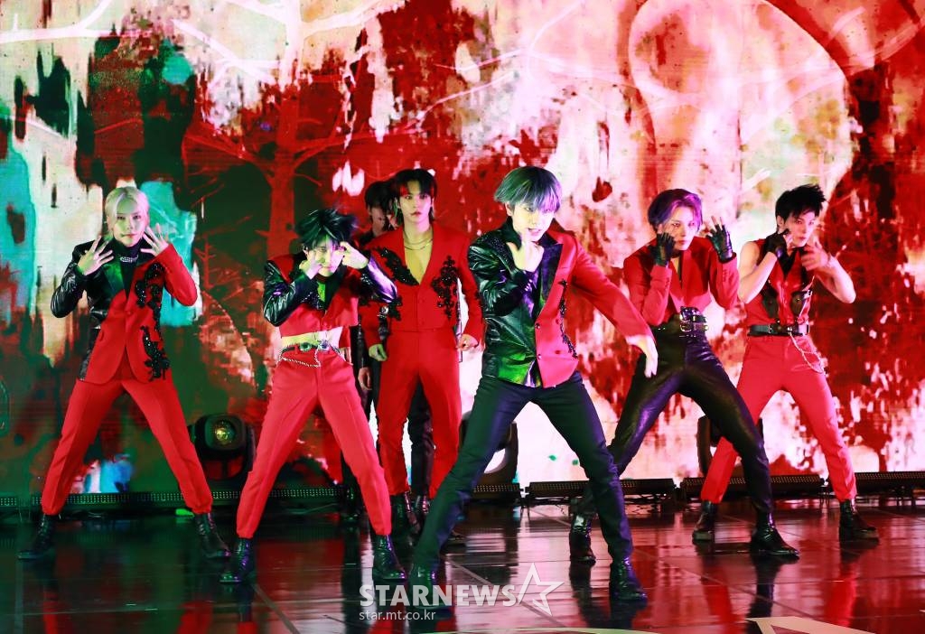 그룹 엘라스트(E'LAST)가 27일 오후 서울 청담동 일지아트홀에서 진행된 미니 3집 앨범 '로어'(ROAR) 발매기념 쇼케이스에서 신곡을 선보이고 있다. '로어'(ROAR)는 그동안 선보인 엘라스트 세계관의 절정을 포효한 앨범이다. 타이틀곡 '크리처(CREATURE)'는 무수한 오해들로 '너'를 떠나 괴물이 되어야만 했던 '나'의 모습을 '상처 가득한 늑대인간'에 빗대어 여러 감정과 심리적인 상태를 표현한 곡이다. /2022.04.27 /사진=이동훈 기자 photoguy@