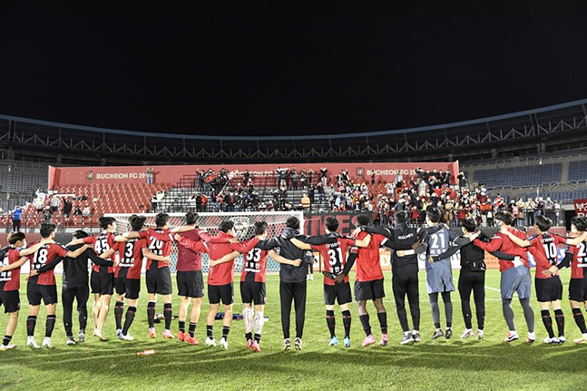 K리그2 부천FC 선수들과 팬들이 27일 부천종합운동장에서 열린 하나원큐 FA컵 3라운드에서 K리그1 수원FC를 꺾고 16강에 진출한 뒤 '승리의 랄랄라' 세리머니를 함께 하고 있다. /사진=부천FC