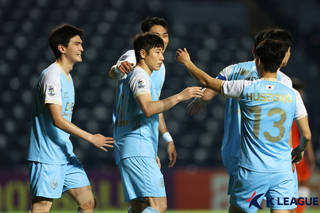 대구FC 이근호(가운데)가 28일 산둥 타이산전에서 골을 넣은 뒤 동료들의 축하를 받고 있다. /사진=한국프로축구연맹