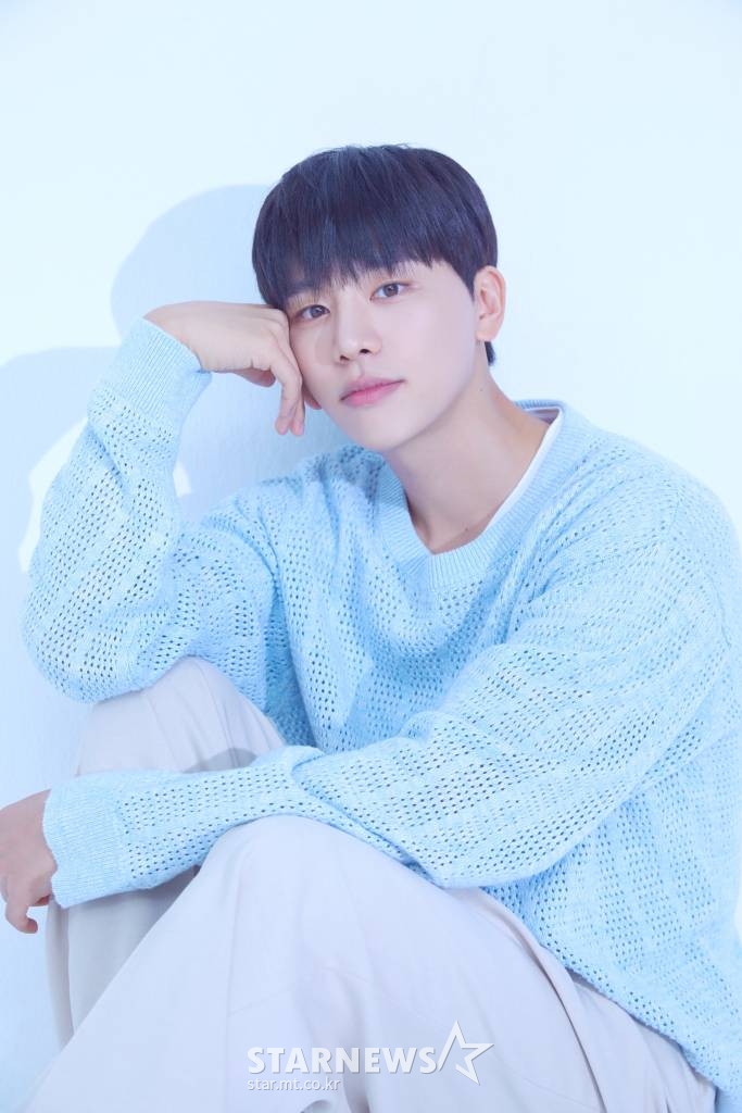 tvN 드라마 '군검사 도베르만'의 배우 김우석이 종영 라운드 인터뷰를 위해 포즈를 취하고 있다. '군검사 도베르만'은 돈을 위해 군검사가 된 도배만과 복수를 위해 군검사가 된 차우인이 만나 군대 내의 검고 썩은 악을 타파하며 진짜 군검사로 성장하는 이야기다. /사진제공=에일리언컴퍼니 2022.04.28 /사진=이동훈 기자 photoguy@