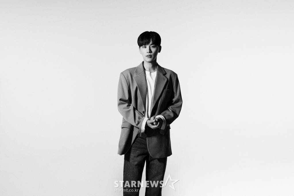 tvN 드라마 '군검사 도베르만'의 배우 김우석이 종영 라운드 인터뷰를 위해 포즈를 취하고 있다. '군검사 도베르만'은 돈을 위해 군검사가 된 도배만과 복수를 위해 군검사가 된 차우인이 만나 군대 내의 검고 썩은 악을 타파하며 진짜 군검사로 성장하는 이야기다. /사진제공=에일리언컴퍼니 2022.04.28 /사진=이동훈 기자 photoguy@