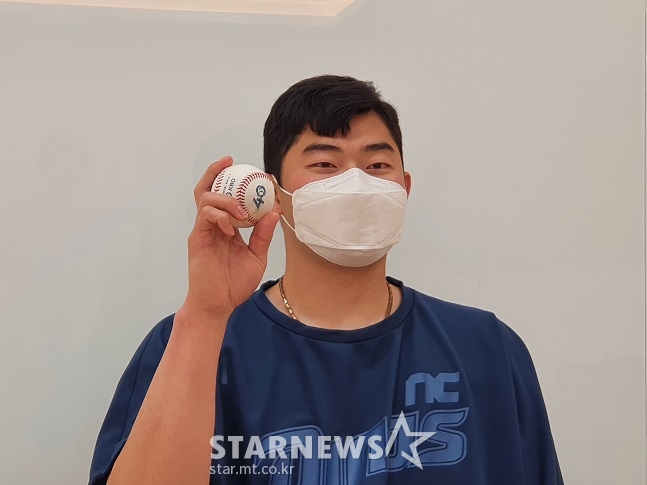 NC 김시훈이 28일 두산전 종료 후 첫 승 기념구를 들고 포즈를 취하고 있다. /사진=양정웅 기자