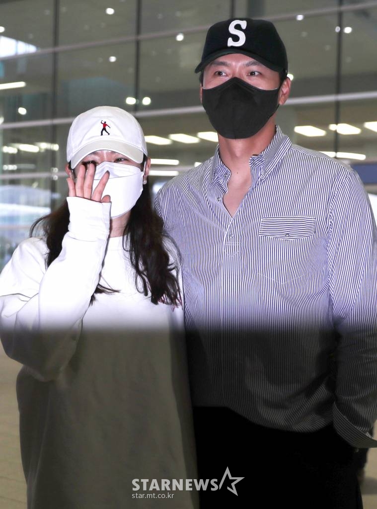 배우 현빈-손예진 부부가 미국에서의 신혼여행을 마치고 28일 오후 인천국제공항을 통해 입국하고 있다. 2022.04.28 /사진=임성균 기자 tjdrbs23@