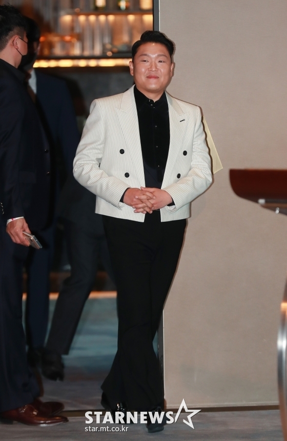 가수 싸이(PSY)가 29일 오후 서울 영등포구 페어몬트 앰배서더 서울에서 진행된 정규 9집 '싸다9' 발매기념 청음회에 참석해 무대로 들어서고 있다. /사진=이동훈 기자