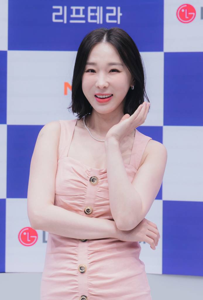 방송인 이지혜가 29일 오전 온라인 생중계로 진행된 LG헬로비전 새 예능 '엄마는 예뻤다' 제작발표회에 참석해 포즈를 취하고 있다. 엄마의 예뻤던 청춘을 다시 되돌려주는 건강 솔루션 메이크오버 프로그램 '엄마는 예뻤다'는 내달 1일 첫 방송된다. /사진제공=LG헬로비전 2022.04.29 /사진=이동훈 기자 photoguy@