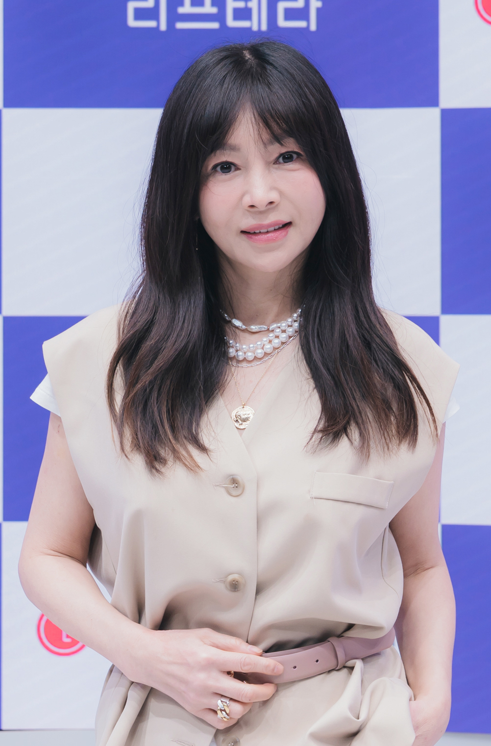 배우 황신혜가 29일 오전 온라인 생중계로 진행된 LG헬로비전 새 예능 '엄마는 예뻤다' 제작발표회에 참석해 포즈를 취하고 있다. 엄마의 예뻤던 청춘을 다시 되돌려주는 건강 솔루션 메이크오버 프로그램 '엄마는 예뻤다'는 내달 1일 첫 방송된다. /사진제공=LG헬로비전 2022.04.29 /사진=이동훈 기자 photoguy@