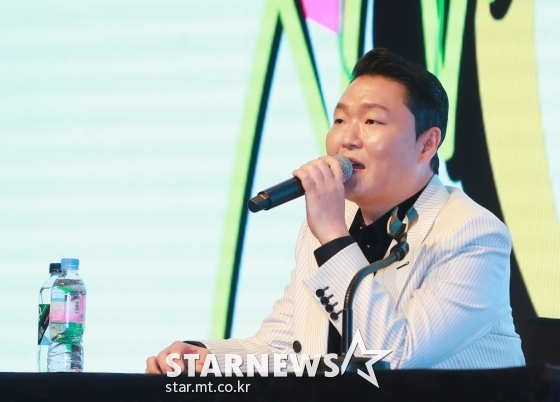 가수 싸이(PSY)가 29일 오후 서울 영등포구 페어몬트 앰배서더 서울에서 진행된 정규 9집 '싸다9' 발매기념 청음회에 참석해 질문에 답하고 있다. /사진=이동훈 기자