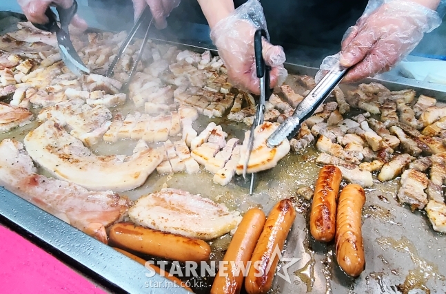 '통밥'에서 삼겹살과 소시지 등을 직접 굽고 있다. /사진=김우종 기자