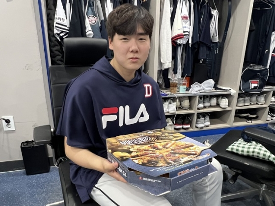 27일 NC전을 앞두고 선수단에 피자를 돌린 두산 최승용. /사진제공=두산 베어스