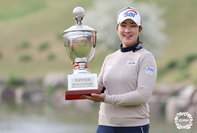 크리스F&C 제44회 KLPGA 챔피언십 우승자 김아림이 트로피를 들고 포즈를 취하고 있다./사진=KLPGA