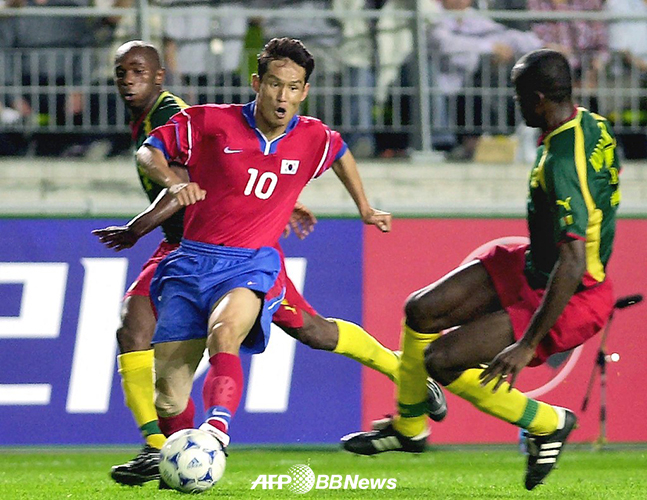 제프 유나이티드에서 뛰던 2001년 당시 대한민국 축구 국가대표팀 공격수였던 최용수. /AFPBBNews=뉴스1