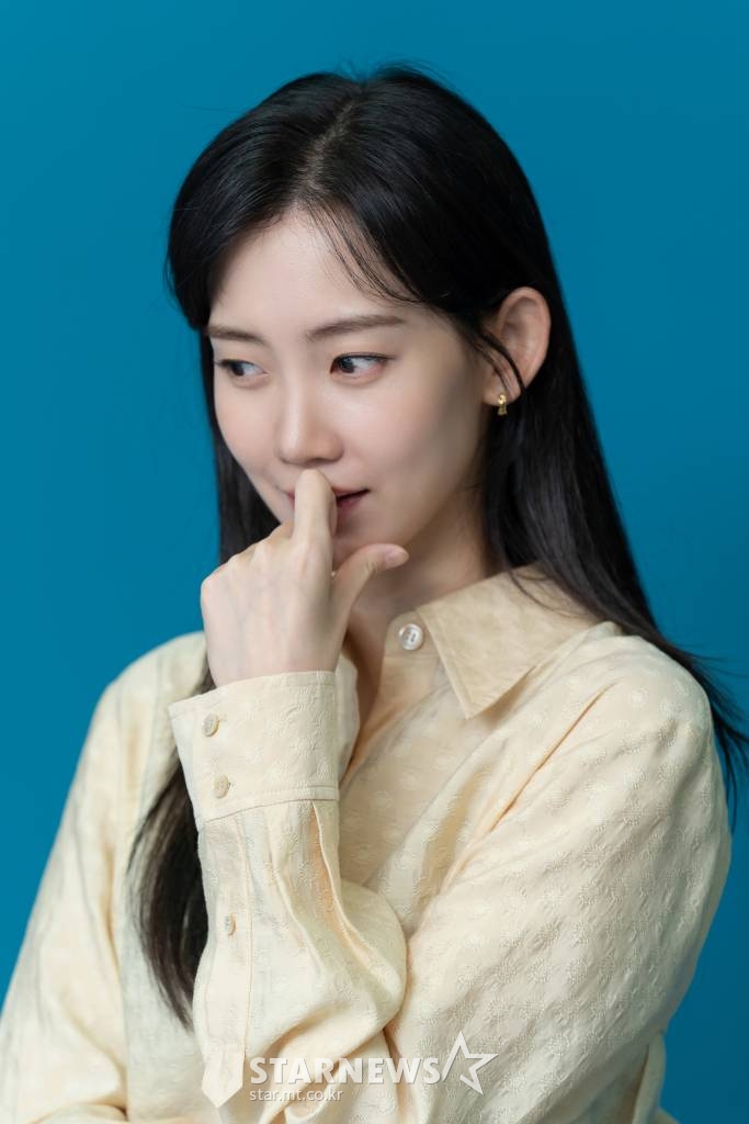 티빙 오리지널 '괴이'의 주연배우 신현빈이 2일 오후 진행된 화상 인터뷰를 위해 포즈를 취하고 있다. '괴이'는 저주 받은 불상이 나타난 마을에서 마음속 지옥을 보게 된 사람들과, 그 마을의 괴이한 사건을 쫓는 초자연 스릴러다. /사진제공=티빙 2022.05.02 /사진=이동훈 기자 photoguy@