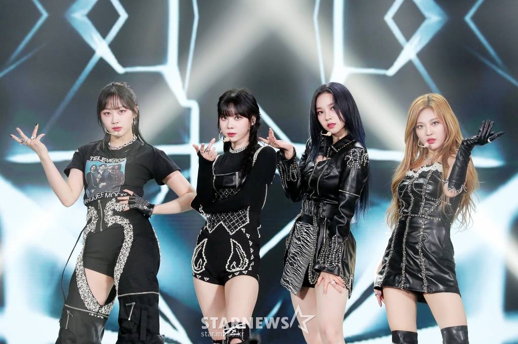 걸그룹 에스파(aespa)가 2일 오후 중계된 2021 Asia Artist Awards(2021 아시아 아티스트 어워즈, 2021 AAA) 시상식에서 멋진 무대를 선보이고 있다. 스타뉴스가 주최하고 AAA 조직위원회가 주관하는 AAA는 어디에서도 보지 못했던 새로운 무대를 선보이며 전 세계 팬들의 눈과 귀를 사로잡아 명실상부 NO.1 글로벌 시상식으로 거듭났다. /사진=AAA 기자 star@