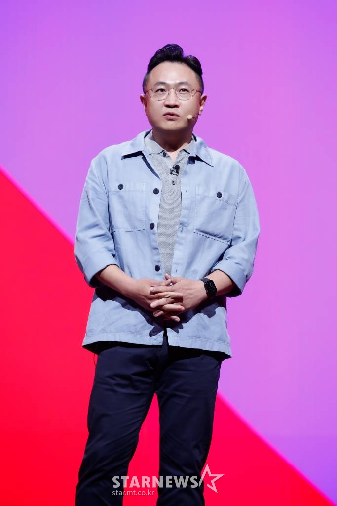 이명한 TVING 대표가 31일 오전 서울 마포구 CJ ENM센터 멀티스튜디오에서 온라인 생중계로 진행된 CJ ENM 비전 스트림 행사에서 비전을 제시하고 있다. /사진제공=CJENM 2021.05.31 /사진=이동훈 기자 photoguy@