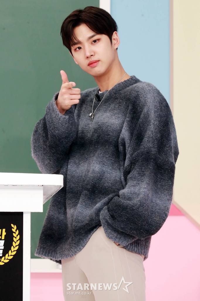 그룹 펜타곤(PENTAGON) 홍석이 17일 오후 경기도 고양시 빛마루 방송센터에서 U+아이돌Live앱에서 생방송으로 진행되는 '아돌라스쿨' 리허설을 하고 있다. /사진=임성균 기자 tjdrbs23@