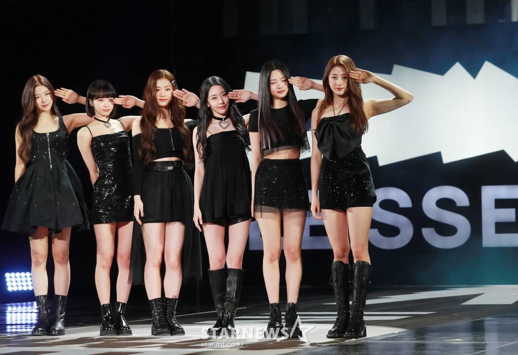 걸그룹 르세라핌(LE SSERAFIM)이 2일 오후 서울 장충체육관에서 진행된 첫 번째 미니앨범 'FEARLESS' 발매기념 쇼케이스에서 포즈를 취하고 있다. 이번 앨범에는 타이틀 곡 'FEARLESS'를 비롯해 'The World Is My Oyster', 'Blue Flame', 'The Great Mermaid', 'Sour Grapes' 등 5곡이 수록됐다. /2022.05.02 /사진=이동훈 기자 photoguy@