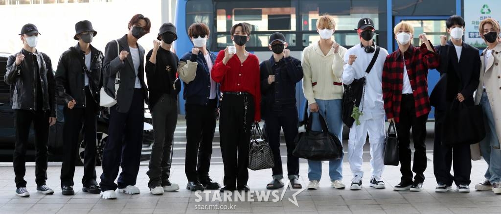 그룹 세븐틴 버논, 원호, 민규, 호시, 디노, 정한, 우지, 준, 디에잇, 승관, 도겸, 조슈아가 'SEVENTEEN 2022 JAPAN FANMEETING 'HANABI'' 일정을 위해 2일 오전 인천국제공항을 통해 출국하고 있다. 2022.05.02 /사진=임성균 기자 tjdrbs23@