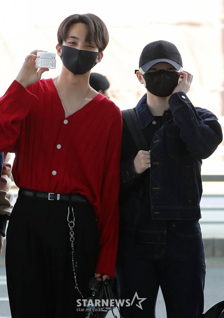 그룹 세븐틴 정한, 우지가 'SEVENTEEN 2022 JAPAN FANMEETING 'HANABI'' 일정을 위해 2일 오전 인천국제공항을 통해 출국하고 있다. 2022.05.02 /사진=임성균 기자 tjdrbs23@