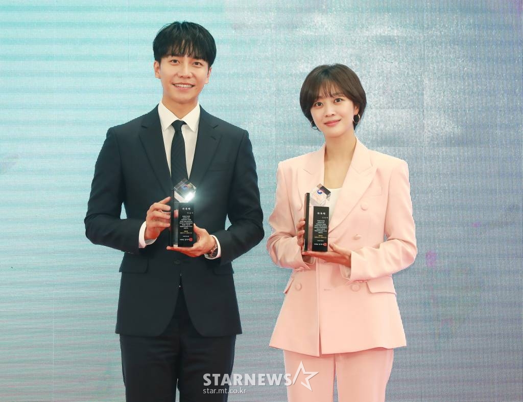 2022년 국세청 홍보대사로 위촉된 배우 이승기, 조보아가 4일 오전 서울 종로구 서울지방국세청에서 진행된 위촉식에서 기념촬영을 하고 있다. /2022.05.04 /사진=이동훈 기자 photoguy@