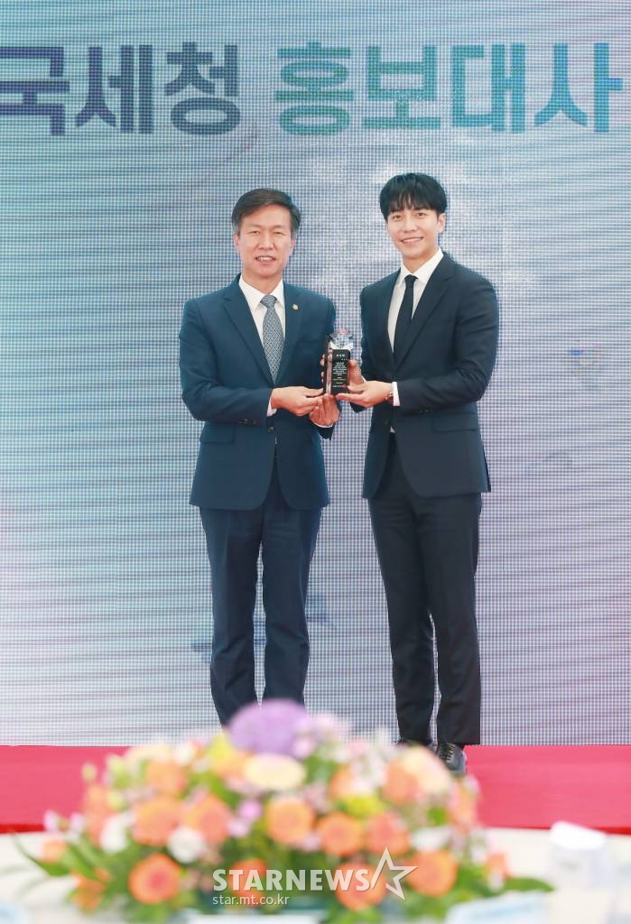 2022년 국세청 홍보대사로 위촉된 배우 이승기가 4일 오전 서울 종로구 서울지방국세청에서 진행된 위촉식에서 김대지 국세청장과 기념촬영을 하고 있다. /2022.05.04 /사진=이동훈 기자 photoguy@
