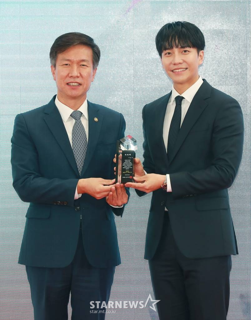 2022년 국세청 홍보대사로 위촉된 배우 이승기가 4일 오전 서울 종로구 서울지방국세청에서 진행된 위촉식에서 김대지 국세청장과 기념촬영을 하고 있다. /2022.05.04 /사진=이동훈 기자 photoguy@