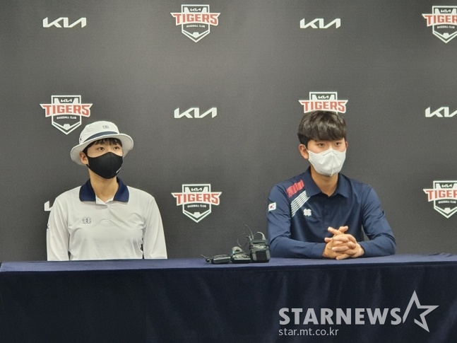 대한민국 양궁 국가대표팀 안산(왼쪽)과 김제덕이 4일 광주-기아챔피언스필드에서 열린 특별 훈련을 마친 후 취재진과 인터뷰를 하고 있다./사진=김동윤 기자