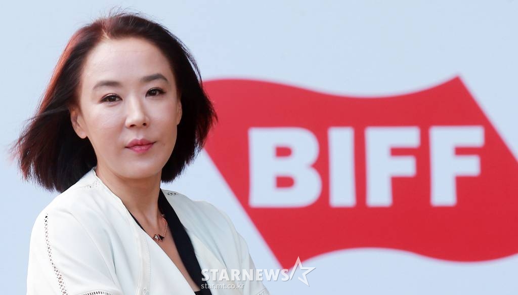 강수연 집행위원장이 7일 오후 제20회 부산국제영화제가 열리고 있는 부산 해운대구 영화의 전당에서 진행된 인터뷰에 앞서 포즈를 취하고 있다. 올해로 20주년을 맞는 부산국제영화제는 월드 프리미어 94편, 인터내셔널 프리미어 27편, 뉴 커런츠 부문 12편의 영화가 선보이며 10월 1일부터 10일까지 부산 영화의 전당을 비롯해 부산 일대 극장에서 열린다. /사진=김창현 기자 chmt@
