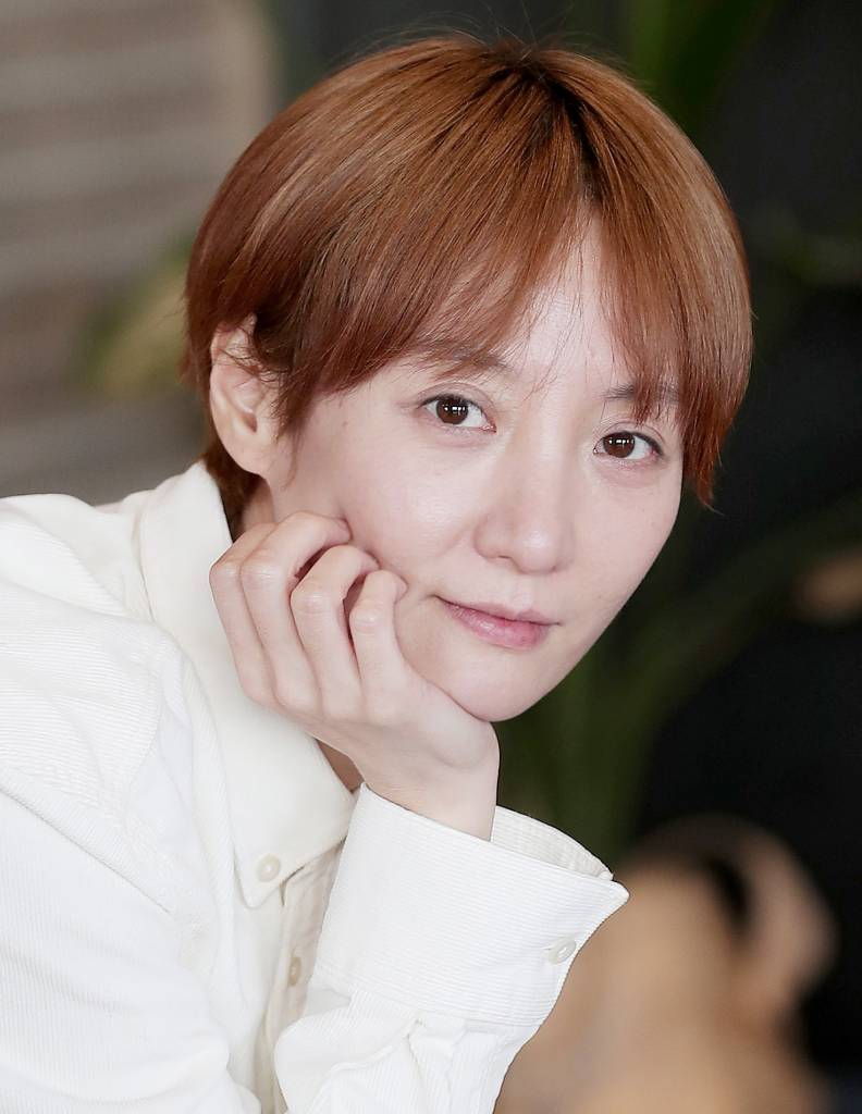 조은지 감독이 16일 오후 서울 종로구 안국동 카페포엠에서 진행된 영화 '장르만 로맨스' 개봉 관련 인터뷰에 앞서 포즈를 취하고 있다. 조은지 감독은 배우가 아닌 감독으로서 '장르만 로맨스'를 통해 첫 출사표를 던졌다. '장르만 로맨스'는 평범하지 않은 로맨스로 얽힌 이들과 만나 일도 인생도 꼬여가는 베스트셀러 작가의 버라이어티한 사생활을 그린 영화다. 오는 17일 개봉. 2021.11.16 /사진=김창현 기자 chmt@